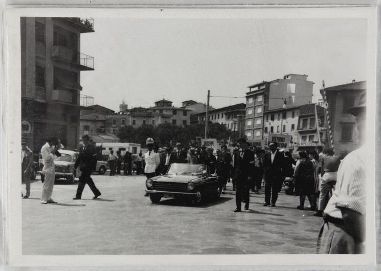 Poggibonsi, 18-19 luglio 1964, XX° anniversario della liberazione e conferimento ad Alcide Cervi della cittadinanza onoraria. Alcide Cervi accompagnato in auto al corteo lungo le vie della città